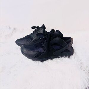 Nike Huarache black sneakers